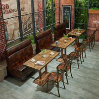 Ensemble de mobilier commercial de style mid-century pour restaurant : table carrée, chaises en bois, idéal pour l'extérieur, les salles de séjour, les cafés et les écoles