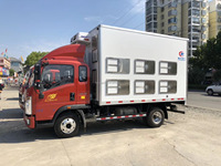 Camion de transport fiable et compact pour poussins d'un jour, avec caisse isotherme et système de circulation d'air, idéal pour la livraison en élevage avicole