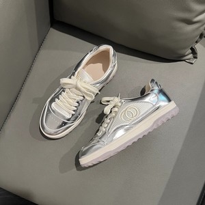 Zapatillas de cuero vacuno con punta redonda y suela gruesa, estilo retro, versátiles y casuales para mujer - Product Image 1