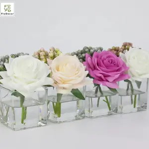 Rose artificielle personnalisée de haute qualité avec arrangement floral de baies avec vase carré en verre clair et eau