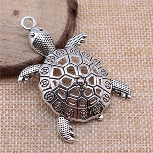 Colgante <span class=keywords><strong>de</strong></span> Tortuga Marina Hueca <span class=keywords><strong>de</strong></span> 55x37mm, <span class=keywords><strong>de</strong></span> Aleación <span class=keywords><strong>de</strong></span> Zinc con Acabado Plata Antigua, para Decoración <span class=keywords><strong>de</strong></span> Ramos <span class=keywords><strong>de</strong></span> Boda en la Playa - Product Image 2