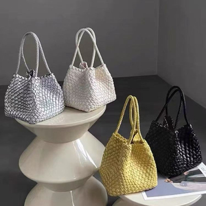 Sac panier en cuir tressé artisanal haut de gamme pour femme, grande capacité, souple, à porter à la main, style mini dumpling, pour mère et fille - Product Image 3