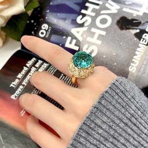 Anillo Ancho de Cobre Ecológico Chapado en Oro con Circonita Cúbica de Corte Rosa de 14 mm y Piedras de Colores para Mujer, Estilo Vintage - Product Image 6