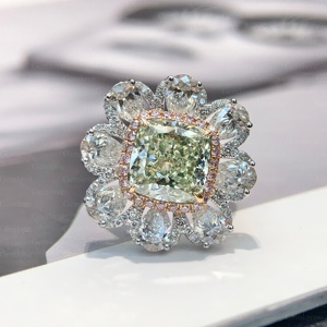 Bague en or 9K-18K avec diamant vert taille oreiller – Diamant de laboratoire certifié IGI, accentué par des diamants taille poire et taille rond - Product Image 3