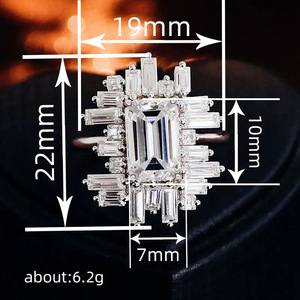 Anello di lusso con diamante taglio smeraldo e pietre laterali a baguette per donna, gioiello da fidanzamento. - Product Image 4