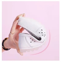 Chaussures d'infirmière pour femmes, chaussures d'hôpital blanches, confortables, ajourées, respirantes, à semelle souple, antidérapantes, chaussures de travail de sécurité