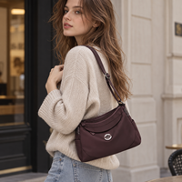 Sac bandoulière pour femme en nylon léger avec fermeture éclair lisse et détail latéral, sac bandoulière pour femme OEM ODM Vente en gros 10 pièces