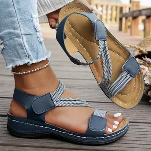 Sandales plates ouvertes pour femmes, style japonais tendance, avec empeigne en PU, semelle en caoutchouc et fermeture à boucle décorative - Product Image 1