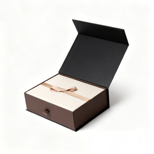 Scatole Regalo Magnetiche di Lusso Nere 160x200x80mm per Ramadan, Personalizzabili con Logo e Fiocco, Confezioni A4 Magnetiche per Profumi e Smartphone - Product Image 1