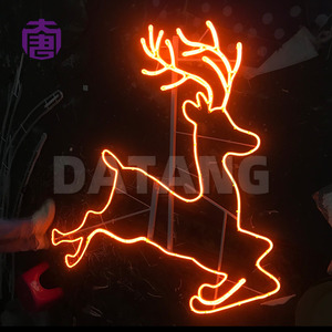 Figurines lumineuses en forme de cerf qui égayent une scène de Noël paisible sur les pelouses d'hôtels, les places publiques et les sites d'événements saisonniers - Product Image 5