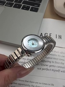Reloj de pulsera de cuarzo elegante para mujer, con esfera redonda dorada, brazalete acanalado y marcadores de cristal - Product Image 5