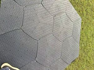 Chine Tapis de route de construction hexagonale pour la protection extérieure du gazon et la protection du sol comme accessoire de revêtement de sol pour la pelouse de sport - Product Image 4