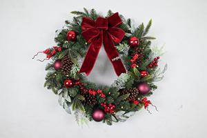 Couronne de Noël créative en pin et baies rouges pour décoration de porte, fournie directement par l'usine - Product Image 5