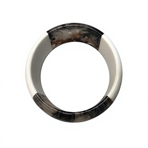 Bracelet tendance en résine marbrée noire, unique, fait main, fantaisie, accessoire de mode pour femme - Product Image 4