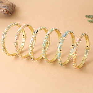 Venta al por mayor de fábrica: Brazalete elegante de aleación de zinc azul y blanco, con diseño de flor cristiana, esmaltado y galvanizado, estilo vintage y a la moda. - Product Image 1