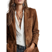 Veste en daim marron élégante pour femme, collection automne 2026, avec poches et fermeture boutonnée