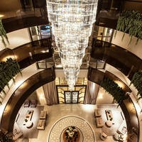 Lustre conique sur mesure en cristal K9 pour hôtel, suspension multi-niveaux en verre cristallin pour projets hôteliers