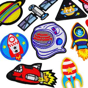 Parches Bordados Personalizados al por Mayor con Logotipo 3D en Chenilla de Color Contrastante, Parches Termoadhesivos y Cosidos para Ropa - Product Image 3