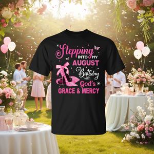 T-shirt « Stepping Into My August Birthday » avec motif talon rose « Grâce et miséricorde de Dieu » - Product Image 3