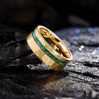 Bague en tungstène martelé avec incrustation d'opale 8 mm, finition PVD or 18 carats, style vintage, pour hommes et femmes, idéale comme alliance ou bague de promesse