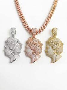 Pendentif classique <span class=keywords><strong>de</strong></span> haute qualité en laiton plaqué bicolore, serti <span class=keywords><strong>de</strong></span> zircons cubiques, représentant la tête <span class=keywords><strong>de</strong></span> la reine Elizabeth II, pour unisexe - Product Image 3