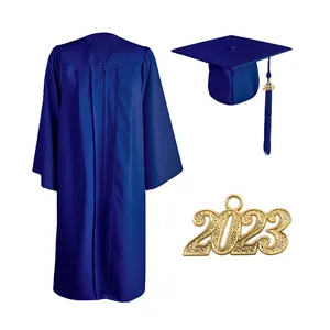 ชุดจบการศึกษามหาวิทยาลัยสีฟ้าด้านหมวกและเสื้อคลุมยาว