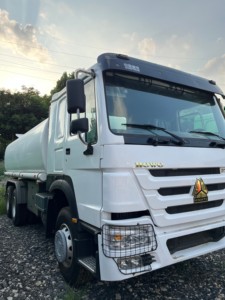Promotion : Camion-citerne HOWO 371HP 6x4 en alliage d'aluminium robuste <span class=keywords><strong>pour</strong></span> distribution de carburant, norme Euro 2, <span class=keywords><strong>pour</strong></span> la logistique pétrolière en Afrique - Product Image 3