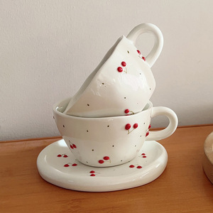 Tasse à café et soucoupe en céramique au design mignon, motif floral peint à la main, tasse à café et soucoupe en céramique cerise - Product Image 6