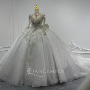 Robe de mariée XS224 en dentelle et sequins, coupe princesse, décolleté cœur, manches longues, traîne chapelle - Robe de mariée personnalisable - Product Image 3
