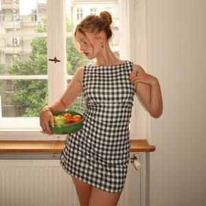 Robe mini sans manches à carreaux pour femme, coupe droite, élégante et décontractée, imprimé numérique, taille naturelle, lavable, idéale pour l'été – Vente en gros - Product Image 1