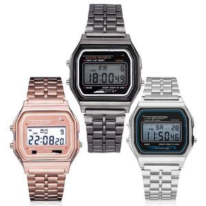 Orologio Digitale Classico con Cassa Quadrata - Design Senza Tempo che Non Scade Mai di Tendenza - Product Image 1