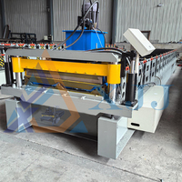 Machine de formage de tôles d'acier pour panneaux de toiture métalliques à clipser, avec joint fiable et dissimulé
