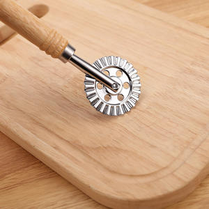 سكين بيتزا بعجلة تقطيع الكيك وقوالب البسكويت، أداة خبز طويلة بمقبض من خشب البلوط، توريد مباشر من المصنع - Product Image 4