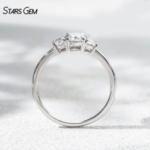 Anillo de Compromiso Clásico de Tres Piedras Personalizado Starsgem, Diamante Cultivado en Laboratorio de Corte Ovalado de 1.1 ct, Color D, Oro Sólido de 18K, Unisex - Product Image 4