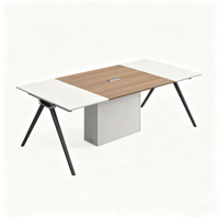 Table de conférence longue et haut de gamme au design minimaliste pour réunions d'entreprise avec plusieurs participants, destinée à la discussion sur les bureaux de bureau.