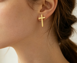 Boucles d'oreilles clous en acier inoxydable plaqué or 18 carats, bijoux minimalistes de foi chrétienne, petits clous d'oreilles en forme de croix - Product Image 2