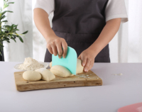 Grattoir de cuisine en plastique flexible et polyvalent pour pâtisserie, anti-dérapant, pour pain et gâteaux