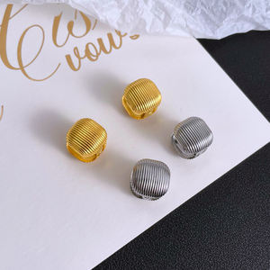 Pendientes de aro dorados de acero inoxidable 316L con rayas, resistentes al deslustre, chapados en oro de 18k, con diseño de clip y tachuelas cuadradas acanaladas. - Product Image 6