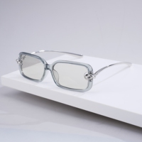 Lunettes de soleil rectangulaires pour femme style designer, monture en acétate écaille de tortue, détail nœud doré, protection UV400, mode extérieure
