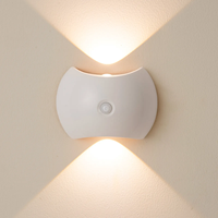 Applique murale LED à détecteur de mouvement PIR, allumage/extinction automatique, lumière chaude double direction (haut/bas), pour intérieur, chambre, escalier, couloir, lampe de nuit à économie d'énergie