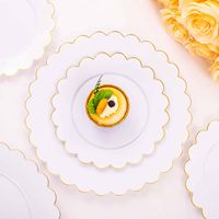 Assiettes à dessert en plastique blanches réutilisables de 10 pouces à bord festonné, robustes, jetables, à motif floral, pour fêtes, mariages et anniversaires
