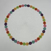 Set de table rond tressé en corde blanche, motif floral multicolore au crochet fait main, style printanier joyeux pour les fêtes en jardin