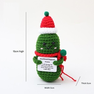 Muñeco de Pepino con Gorro Navideño, Hecho a Mano con Ganchillo, Ideal para Decoración Navideña, Lindo e Interesante Regalo - Product Image 2