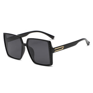 Gafas de sol cuadradas de moda para mujer, negras, con lentes de PC UV400, tamaño grande, estilo para viajes y escenarios. - Product Image 4