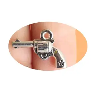 Neuankömmling Mini Metal Gun Charms Antike silberne Farbe für Anhänger Halskette Schmuck DIY Craft Key Chain Ornament