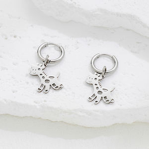 Mignon <span class=keywords><strong>Girafe</strong></span> En Acier Inoxydable Oreille Pendentif En Métal Dessin Animé Creux Boucles D'oreilles Conception Unique Ins Style Polyvalent Boucles D'oreilles - Product Image 5