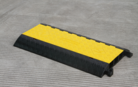 Protecteur de câble robuste à 3 canaux, base en PU, revêtement en LDPE pour la protection des câbles piétonniers lors d'événements