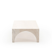 Table à thé unique en marbre à quatre coins arqués, sculptée à la main en bloc de travertin, ton neutre, support de décoration moderne
