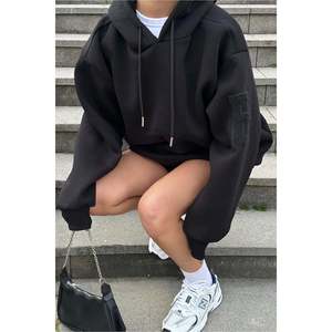 Sweat-shirt à capuche noir pour femme avec broderie E - Product Image 4