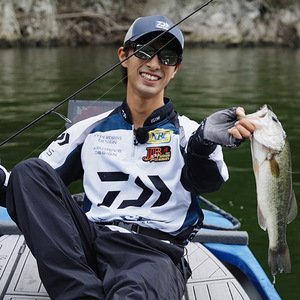 Caña de Pescar Daiwa Steez, Modelo 26, Acción Media Rápida, para Pesca de Lubina, Anillas SIC Negras, Fabricada en Japón - Product Image 1